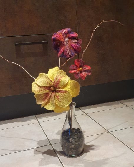 bloemen vilten voor om takken Bloemen op een tak