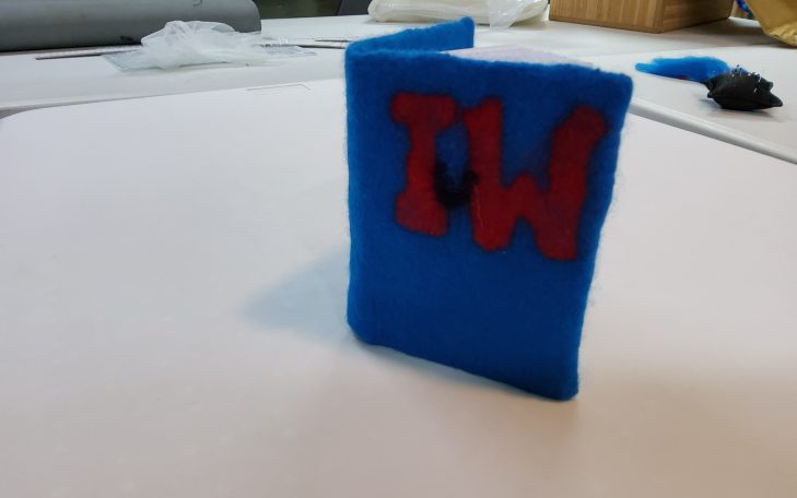 Boekomslag vilten Deze boekomslag heeft een cursist gemaakt