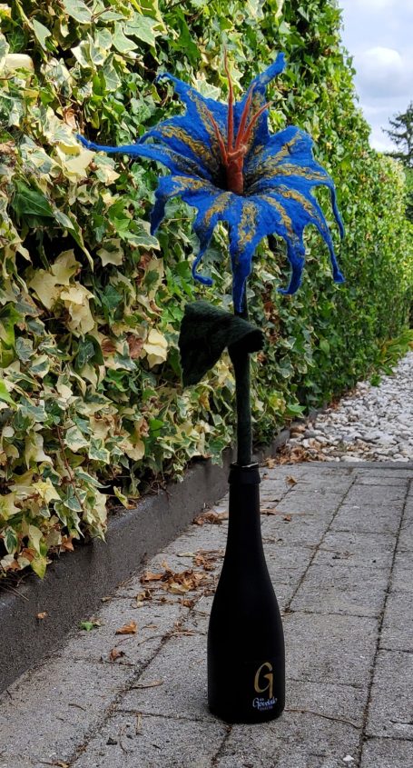 Bloem met steel en blad vilten Dit is een bloem met steel gemaakt door een cursist